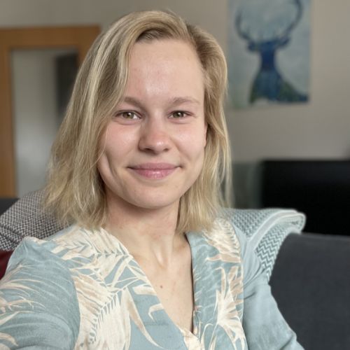 Laura lacht in die Kamera. 